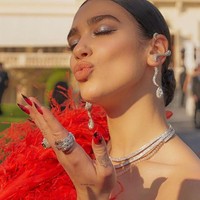 Sebagai penyanyi, Dua Lipa memang tidak hanya memiliki suara yang bagus dan unik. Penampilan fisiknya pun kerap dipuji, terutama bibir tebal dan bervolume yang jadi salah satu ciri khasnya. Foto: Instagram/@dualipa