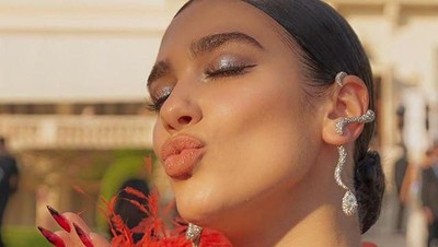 Bibir Seksi Dua Lipa yang Foto Masa Kecilnya Dituduh Netizen Hasil Photoshop