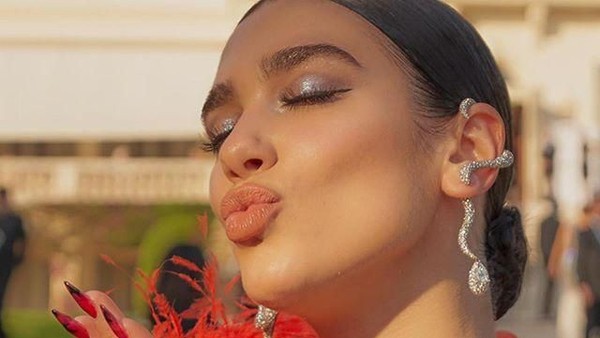 Bibir Seksi Dua Lipa yang Foto Masa Kecilnya Dituduh Netizen Hasil Photoshop