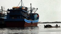Kapal centrang para nelayan Muara Angke, mempersiapkan diri berangkat melaut.