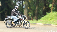 Selain itu, yang berbeda dari Bandit dibanding GSXS-150 adalah model joknya. GSX150 Bandit hadir dengan jok model tandem.