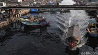 Sejumlah kapal penyeberangan nampak hilir-mudik mengantarkan warga untuk kembali bekerja maupun tiba usai mudik merayakan lebaran bersama keluarga di kampung halaman.