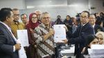 Momen KPU dan Bawaslu Serahkan Bukti Gugatan ke MK