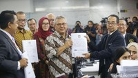 Alat bukti yang diserahkan terkait dengan pengawasan yang dilakukan Bawaslu. Sedangkan keterangan setebal 151 halaman itu berisi 4 poin.