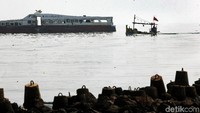 Kurangnya pasokan ikan disebabkan nelayan libur melaut untuk merayakan Lebaran.