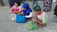 Bukan hanya karena rasanya, anak-anak tersebut juga menyerbu karena ada uang tunai yang dibagikan. Foto: Angling Adhitya Purbaya/detikcom