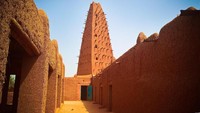 Di Kota Agadez, Niger, ada masjid raya yang unik yaitu Grand Mosque Agadez yang dibangun dengan tanah liat. Bangunan masjid berbentuk piramida, bangun ruang dari bentuk segitiga. (iStock)