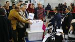 Momen KPU dan Bawaslu Serahkan Bukti Gugatan ke MK