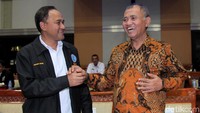 Ketua KPK Agus Rahardjo bersalaman dan berbincang dengan Kepala BNN Komjen Pol Heru Winarko yang turut hadir dalam Rapat Dengar Pendapat bersama Komisi III DPR.