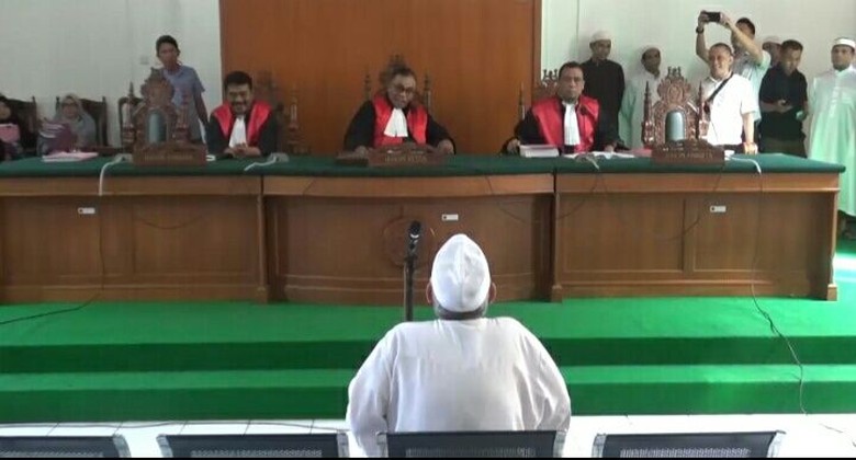 Sidang Perdana Eks Panglima Laskar Jihad di PN Makassar Ditunda Sidang Perdana Eks Panglima Laskar Jihad di PN Makassar Ditunda