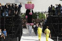 Fashion show Dior x Kaws di Men's Paris Fashion Week Juni 2018.