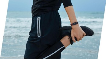 Fitur six-axis high precision accelerometer memantau ragam olahraga lebih baik, termasuk berenang. Foto: Xiaomi