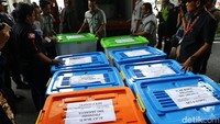 Dokumen alat bukti itu dipisahkan berdasarkan daerah masing-masing.