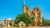 Masjid Lala Mustafa Pasa di kawasan kota tua Famagusta, Cyprus dulunya adaah Katedral Saint Nicolas dan jadi masjid sejak 1571. Bentuk segitiga dan lingkaran ada pada aksen pintu dan jendela. (iStock)