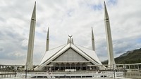 Masjid Shah Faisal di Islamabad adalah masjid terbesar di Pakistan. Arsitekturnya adalah permainan bentuk segitiga yang saling sambung menyambung pada fasad, dinding dan atap. (iStock)