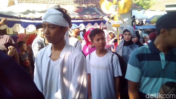 Tradisi Kupatan Bulusan di Kudus. 