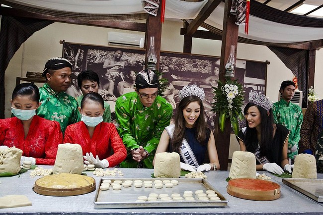 Olivia Culpo juga sempat mencoba membuat bakpia saat berkunjung ke Yogyakarta. Dan kini wanita cantik yang asyik membuat bakpia itu baru saja terpilih sebagai wanita terseksi di dunia versi majalah Maxim. Foto: Getty Images