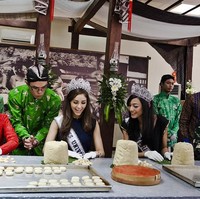 Olivia Culpo juga sempat mencoba membuat bakpia saat berkunjung ke Yogyakarta. Dan kini wanita cantik yang asyik membuat bakpia itu baru saja terpilih sebagai wanita terseksi di dunia versi majalah Maxim. Foto: Getty Images