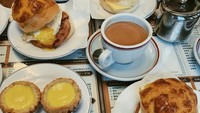 Polo bun dan egg tart jadi camilan wanita cantik ini saat ke Hong Kong. Semuanya kelihatan enak ya? Foto: Instagram chrystan_x