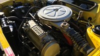 Pada tahun 1975, produsen yang membuat mobil di atau untuk Amerika Serikat mendapat batasan atau tantangan keras yakni adanya standar emisi bahan bakar baru yang ketat. Pada saat bersamaan, GM (General Motors) tengah mengerjakan catalytic converter dan menyatakan produsen selain dari Amerika sendiri termasuk Honda (pada saat itu jadi penantang terkuat GM), tak akan bisa memenuhi kebijakan itu dengan cepat. Menyadari betul tantangan dari GM tersebut, Pendiri Honda, Soichiro Honda, lantas memutar prespektifnya di sebuah gudang. Lantas ia mendapat ide untuk meracik ulang mesin V8-nya dan mulai membangun CVVC (Compound Vortex Controlled Combustion). Foto: Pool (Carbuzz)