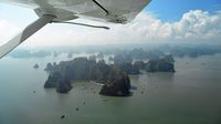 Penerbangan menggunakan pesawat amfibi di Ha Long Bay (Mark Eveleigh/CNN)