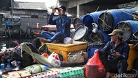 Aktivitas di kawasan Kampung Nelayan Cilincing kembali ramai usai sebelumnya ditinggal mudik warga ke sejumlah daerah untuk merayakan lebaran bersama keluarga.