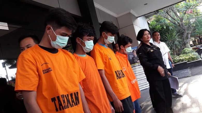 Remaja di Bekasi Tewas Dibakar, 4 Pelaku Ditangkap Polisi Remaja di Bekasi Tewas Dibakar, 4 Pelaku Ditangkap Polisi