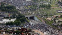 Seperti dilansir AFP dan CNN, Rabu (12/6/2019), pembahasan kedua untuk RUU ekstradisi di parlemen Hong Kong dijadwalkan digelar pada Rabu (12/6) pagi waktu setempat. Pada hari yang sama, para demonstran kembali menggelar aksi protes mereka dengan mengambil lokasi di depan gedung pemerintahan. REUTERS/Athit Perawongmetha.