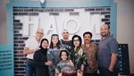 Serunya Noah Sinclair Saat Bikin Kue dan Kulineran Bersama Keluarga