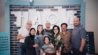 Senangnya, saat ulang tahun Noah, dirayakan bersama keluarga besar.Tentu dengan kue cokelat yang sepertinya dibuat sendiri oleh sang mamah, BCL. Foto: Instagram@bclsinclair