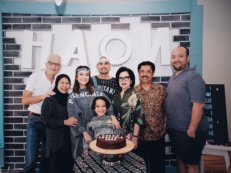 Serunya Noah Sinclair Saat Bikin Kue dan Kulineran Bersama Keluarga