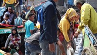 Kapal penyeberangan pun ramai diisi warga yang mulai kembali ke Kampung Nelayan Cilincing usai melakukan mudik lebaran.