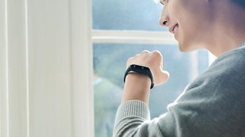 Mi Band 4 terdapat lubang mikrofone untuk voice commands.  Foto: Xiaomi