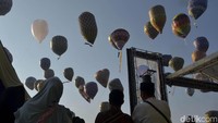 Ratusan balon yang diterbangkan dan ditambatkan dengan seutas tali ini menjadikan pemandangan nan indah di Stadion Hoegeng, Pekalongan. (Robby Bernardi/detikcom)