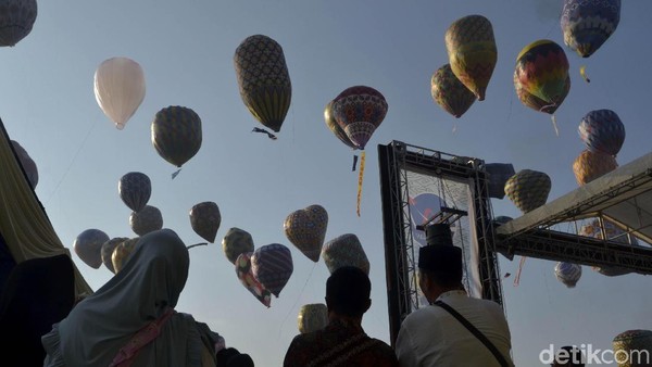 Ratusan balon yang diterbangkan dan ditambatkan dengan seutas tali ini menjadikan pemandangan nan indah di Stadion Hoegeng, Pekalongan. (Robby Bernardi/detikcom) Ratusan balon yang diterbangkan dan ditambatkan dengan seutas tali ini menjadikan pemandangan nan indah di Stadion Hoegeng, Pekalongan. (Robby Bernardi/detikcom)