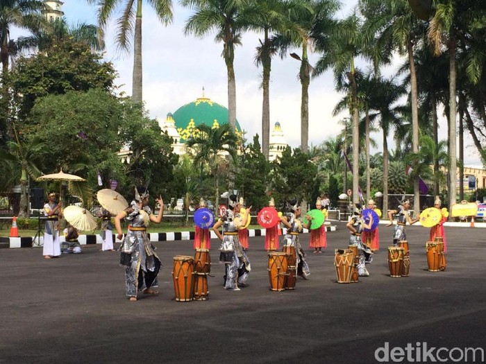 Sejumlah rangkaian acara seperti rampak kendang, kirab pusaka hingga jajanan gratis digelar untuk memeriahkan hari jadi Ciamis ke -377 tahun.
