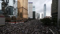 Otoritas Hong Kong menunda pembahasan Rancangan Undang-undang (RUU) ekstradisi yang kontroversial dan diprotes banyak warganya. Penundaan diputuskan setelah puluhan ribu demonstran yang menolak RUU yang mengizinkan ekstradisi ke China itu, kembali turun ke jalan hingga melumpuhkan Hong Kong. REUTERS/Athit Perawongmetha.