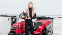 Mobil pemotong rumput ini berhasil meraih capaian tersebut tak lepas juga dari jokinya yang juga pembalap gokart dan freestyle, Jess Hawkins. Foto: Pool (carscoops)