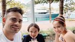 Serunya Noah Sinclair Saat Bikin Kue dan Kulineran Bersama Keluarga
