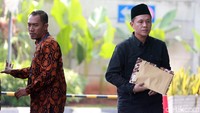 Mustafa nampak berpakaian serba hitam saat tiba dan angsung memasuki gedung KPK.