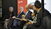 Belum banyak orang yang menyadari bahwa substansi minyak sawit hadir dalam sebagian besar produk yang kita gunakan sehari-hari. Dengan kata lain, kita tidak dapat hidup tanpa substansi berbasis minyak sawit karena kita membutuhkannya dalam kehidupan kita sehari-hari: odol, sampo, deterjen, lipstik, sabun, parfum, pelembab, tabir surya, margarin, mayones, krimer, kertas, vitamin, minyak goreng, es krim, energi biomass dan lain sebagainya. Istimewa/Dok. KBRI Warsawa.
