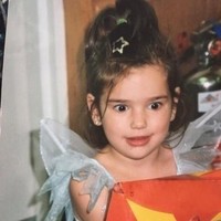 Untuk kalian yang bilang aku Photoshop fotoku saat bayi untuk membuat bibirku terlihat lebih besar itu sangat gila gilaaa! Nggak percaya aku harus membela diri seperti ini. Kalian sedang mabuk, tulis Lipa pada caption foto. Foto: Instagram/@dualipa