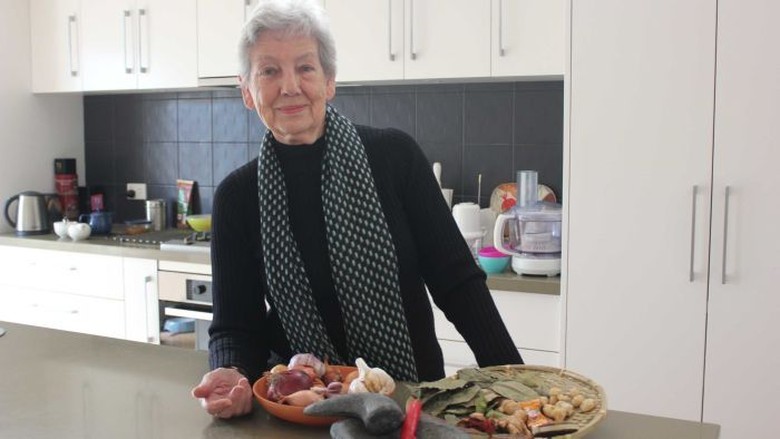 Helen Soemardjo Wanita Australia yang Suka Memasak Makanan Indonesia Helen Soemardjo Wanita Australia yang Suka Memasak Makanan Indonesia