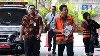 Rommy yang mengenakan kemeja batik dan rompi oranye KPK itu sempat menyapa awak media sebelum memasuki gedung KPK. Kepada wartawan, Rommy meminta seluruh warga Indonesia saling memaafkan di momen Hari Raya Idul Fitri. Sebab saling memaafkan, menurutnya perbuatan yang mulia.