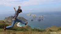Pengunjung harus menyeberang sekitar 3 jam lebih dari bibir pantai. Setelah itu jalan kaki menanjak sekitar 30 menit baru bisa sampai di atas bukit. (Faruk Nickyrawi/detikcom)