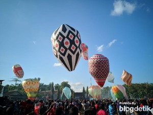 Puluhan Balon Udara Meriahkan Langit Cerah Ponorogo