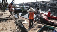 Di bagian lain, sejumlah warga nampak sibuk mengangkut barang ke dalam perahu.