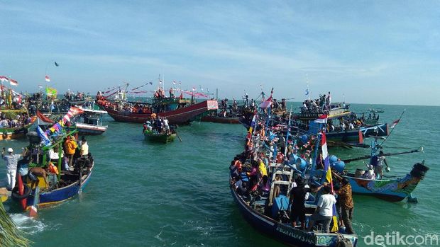 Pesta Lomban melarung kepala kerbau di Jepara.