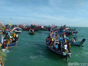 Seratusan Kapal Iringi Larung Kepala Kerbau di Pesta Lomban Jepara