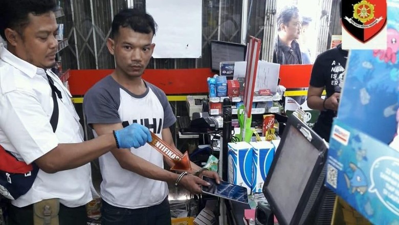 Jebol Atap, Dani Curi Uang dan Dagangan di Minimarket di Jakut Jebol Atap, Dani Curi Uang dan Dagangan di Minimarket di Jakut